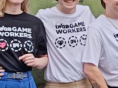 Az elbocsátott Rockstar-alkalmazottak pólókat mutatnak be a jogi harc támogatására.