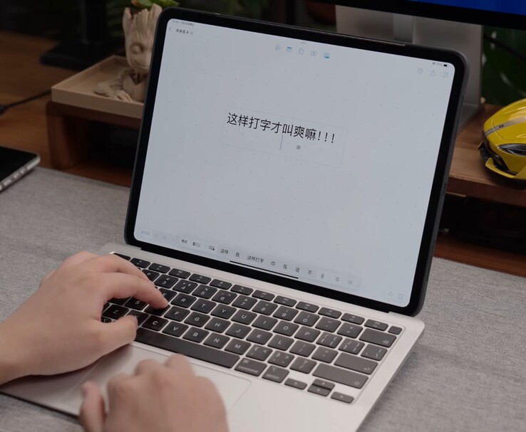 Közelkép az iPadBook és a MacBook Air billentyűzetéről és érintőpadjáról, amelyet az iPad vezérlésére használnak. (Kép forrása: 舒灿ShuCanTech via YouTube)