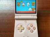 A Miyoo Mini Flip úgy tűnik, hogy kisebb d-paddal rendelkezik, mint a normál Miyoo Flip, de ugyanolyan méretű ABXY gombokkal. (Kép forrása: GameboyJuntaro - szerkesztve)