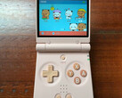 A Miyoo Mini Flip úgy tűnik, hogy kisebb d-paddal rendelkezik, mint a normál Miyoo Flip, de ugyanolyan méretű ABXY gombokkal. (Kép forrása: GameboyJuntaro - szerkesztve)