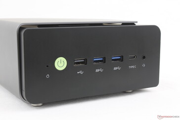 Elöl: USB-A 2.0, 2x USB-A 3.2 Gen. 2, USB-C w/ DisplayPort + Power Delivery, 3,5 mm-es fejhallgató
