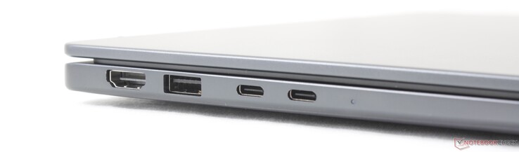 Bal oldalon: HDMI 2.1, USB-A 3.2 Gen. 1 (1 Gbps), 2x USB-C Thunderbolt 4 DisplayPort 2.1-gyel + Power Delivery, intelligens kártyaolvasó (opcionális)