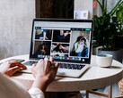 Egy kávézóban laptopon gépelő személy, a képernyőn egy böngészőablak a lapok sávjával és a címsávval