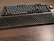 A csuklótámasz kényelmes gumiból készült, de nem rögzíthető. (Kép forrása: Notebookcheck)