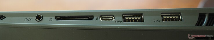 Jobb oldal: 3,5 mm-es audiokombináció, SD kártyaolvasó, Thunderbolt 4 (DP 1.4, PD 3.0), 2x USB-A 3.2 Gen 2