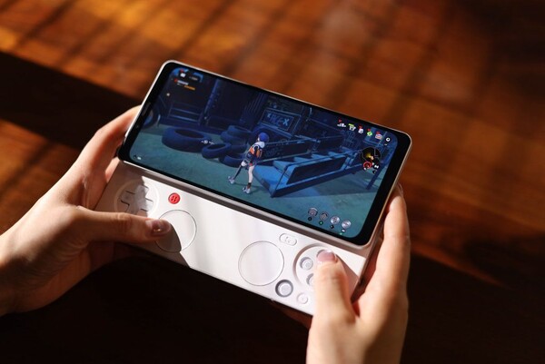 Az Ayaneo Pocket Play vastag felső és alsó kerettel rendelkezik. (Kép forrása: Ayaneo)