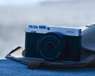 Fujifilm X E5 kompakt APS C fényképezőgép egy táskában a tengerparton