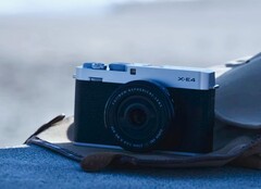 Fujifilm X E5 kompakt APS C fényképezőgép egy táskában a tengerparton