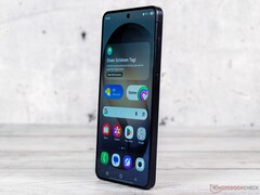 A képen látható Galaxy S26 utódja várhatóan elavult előlapi kamerát kap.