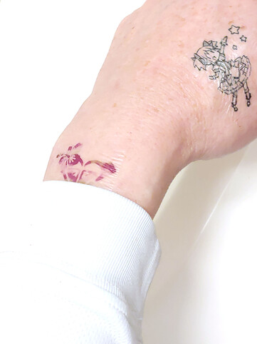 Tetoválás zuhanyzás előtt.