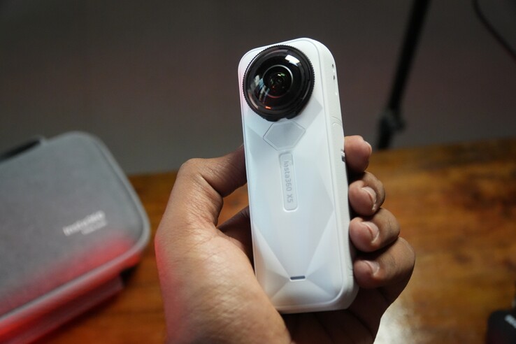 Az Insta360 X5 elég vonzónak tűnik szaténfehér kivitelben (Kép forrása: Abhinav Fating/Notebookcheck)