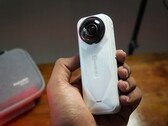 Az Insta360 X5 Satin White Limited Edition (Kép forrása: Abhinav Fating/Notebookcheck)