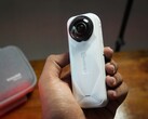 Az Insta360 X5 Satin White Limited Edition (Kép forrása: Abhinav Fating/Notebookcheck)