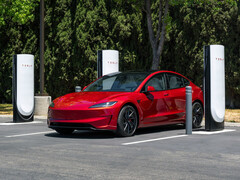 Tesla Model 3 egy Supercharger állomáson. (Kép forrása: Tesla)