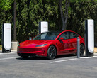 Tesla Model 3 egy Supercharger állomáson. (Kép forrása: Tesla)
