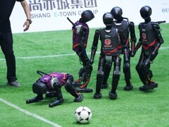 A humanoid robotok közötti első autonóm futballtorna mérföldkövet jelent a mesterséges intelligencia által vezérelt valós idejű interakció fejlődésében a robotikában. (Kép forrása: ecns)