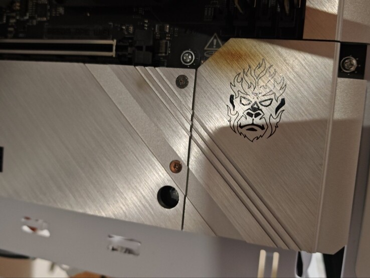 A GPU-tűz okozta égésnyom az alaplapon.