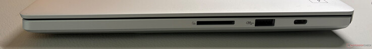 Jobb oldal: SD-kártyaolvasó (UHS-II), USB-A 3.2 Gen 2 (10 GBit/s), USB-C 3.2 Gen 2 (10 GBit/s, DisplayPort ALT Mode 2.1, Power Delivery 3.0)