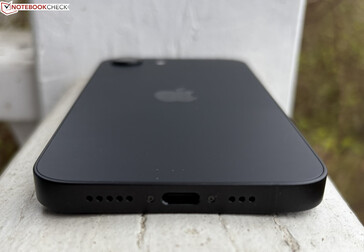 Alul: mikrofonok, USB-C 2.0, hangszórók