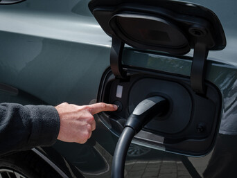 2026 negyedik negyedévétől kezdődően a tisztán elektromos meghajtású Volvo modellek, például a kompakt EX30 vezetői több mint 20 000 Tesla Superchargert használhatnak majd Európa-szerte közvetlenül a Volvo saját okostelefonos alkalmazásán keresztül