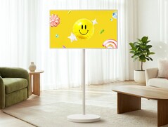 A legújabb LG Smart TV 32 hüvelykes 4K kijelzőt pakol egy különösen magas állványra.