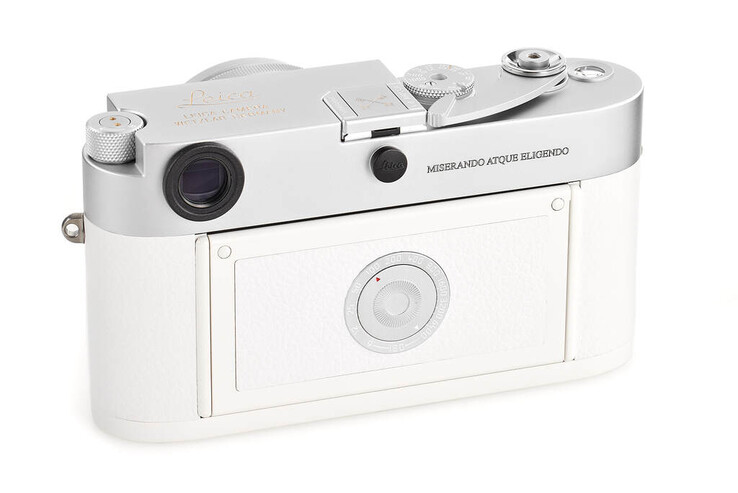 A Leica "Pope Francis" M-A 35 mm-es távolságmérőn Őszentsége Ferenc pápa mottója, az "alázatos, de kiválasztott" van gravírozva. (Kép forrása: Leica)
