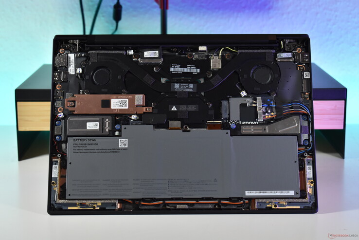 Lenovo ThinkPad X1 Carbon Gen 13: Alumínium változat 5G/WWAN antennákkal.