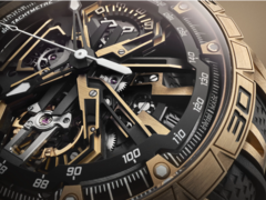 A Roger Dubuis Excalibur Spider Flyback kronográf (a képen) rózsaszín-arany koronája lakkozott gyűrűvel rendelkezik, amely követi az egész színsémát. (Képek forrása: Roger Dubuis)