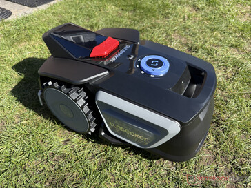 A Sunseeker V1 a gyep szélére hajt...