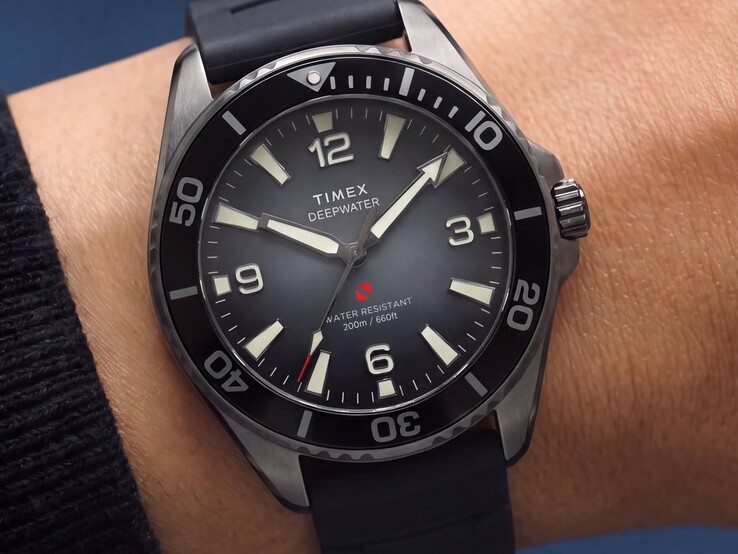 Timex Deepwater Arctic 200 búváróra füstös színátmenetes számlappal, fekete kerámia lünettával, világító óraindexekkel és fekete gumiszíjjal, csuklón viselve.