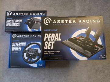 Asetek Initium Racing Bundle kiskereskedelmi csomagolás.