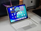iPad Pro M5 egy asztalon, fehér Magic Keyboarddal és Apple ceruzával. (Kép forrása: Notebookcheck)