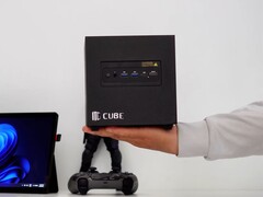 3D-nyomtatott ITG Cube játék PC kézben, kompakt Steam Machine stílusú házzal, elülső I/O portokkal és minimalista dizájnnal.