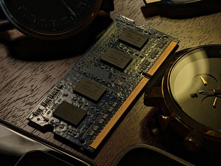 RAM modul egy fa asztalon (Kép forrása: Obi Onyeador/Pexels)