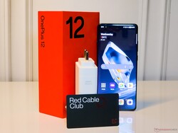 A dobozban egy 100 W-os SuperVOOC töltő, USB Type-A Type-C kábel és Red Cable Club tagság található