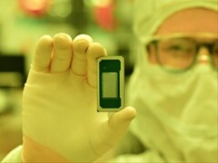 A Panther Lake család legújabb generációs Intel processzora egy gyári munkás kezében. (Kép forrása: Intel)