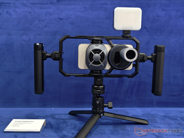 A Vivo X300 Pro az X300 Ultra kamerafülkéjében.