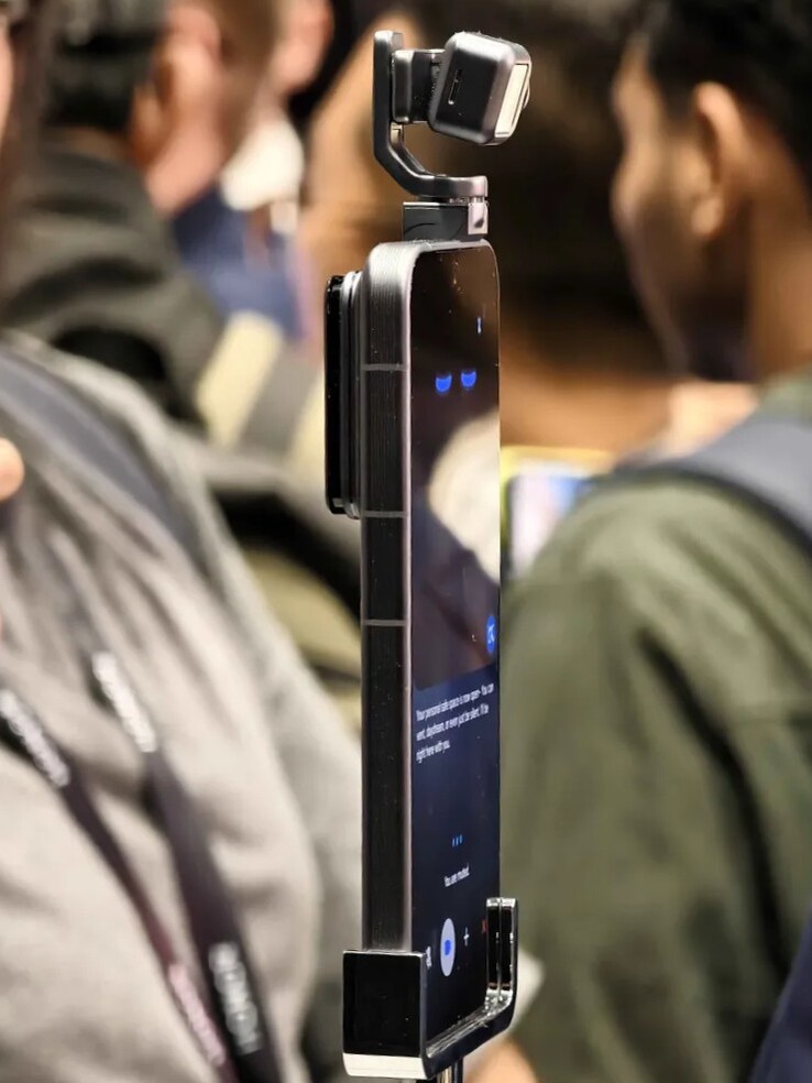 A Honor Robot Phone 3 tengelyes gimbal kamera használatra készen.