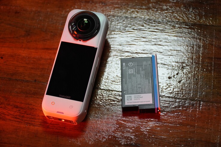 Az Insta360 X5 büszkélkedhet egy 2400 mAh akkumulátor (Kép forrása: Abhinav Fating/Notebookcheck)