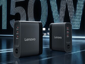 A 150 W-os gyorstöltő három USB-C csatlakozóval rendelkezik. A képen: egy promóciós látványterv, amely az adapter kialakítását mutatja be.