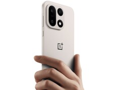 A OnePlus 15 hátlapján egy háromszoros 50 MP-es kamerarendszer, előlapján pedig egy 32 MP-es lövő található. (Kép forrása: OnePlus)