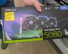 Egy PNY RTX 5080 GPU, amelyet a Walmartban vásároltunk az MSRP-nél alacsonyabb áron. (Kép forrása: CPrizzy a Reddit-en)