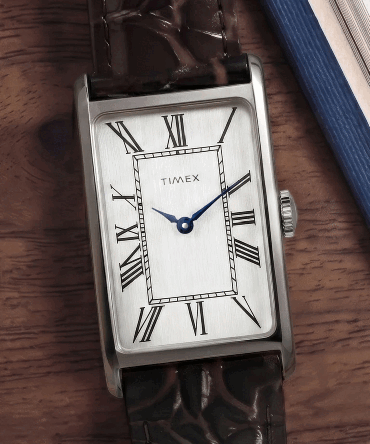 A tok 21 mm széles, 36 mm-es füle-fül távolságú és 8,5 mm vastag, csiszolt rozsdamentes acélból készült, és szabványos kvarcművel működik.