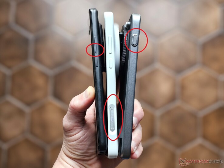 Három Vivo generáció, három kamera gyorsbillentyű: Balról jobbra: Vivo X100 Pro, Vivo X200 Ultra, Vivo X300 Pro (180 fokban elforgatva)