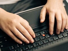 Laptop billentyűzetén gépelő kezek, szimbolikus kép az Anthropic Claude Haiku 5.5-höz