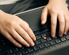 Laptop billentyűzetén gépelő kezek, szimbolikus kép az Anthropic Claude Haiku 5.5-höz