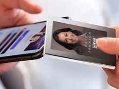 A MagInk egy e-inkkel és Find My location nyomkövetővel ellátott power bank (Kép forrása: Tmobi, MagInk)