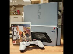 Egy egyedi, kézzel készített "PS3 Slim Pro" a 30. évforduló logójával egy DualShock 3 kontroller és egy The Last of Us tok mellett. (Kép forrása: Fun-Equivalent-7785 via Reddit / r/PS3)