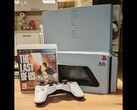 Egy egyedi, kézzel készített "PS3 Slim Pro" a 30. évforduló logójával egy DualShock 3 kontroller és egy The Last of Us tok mellett. (Kép forrása: Fun-Equivalent-7785 via Reddit / r/PS3)