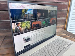 Szabadtéren (világos nappal, közvetlen napfény nélkül)